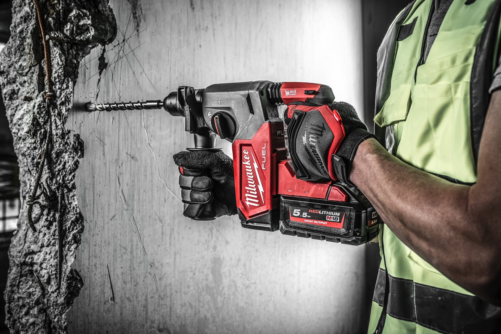 Ciocan rotopercutor SDS-Plus 26 mm cu 4 funcții și mandrină FIXTEC M18 FUEL Milwaukee M18 FHX-0 4933478887 - in utilizare 3