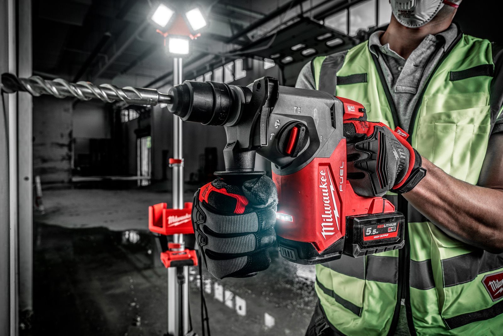 Ciocan rotopercutor SDS-Plus 26 mm cu 4 funcții și mandrină FIXTEC M18 FUEL Milwaukee M18 FHX-0 4933478887 - in utilizare 4