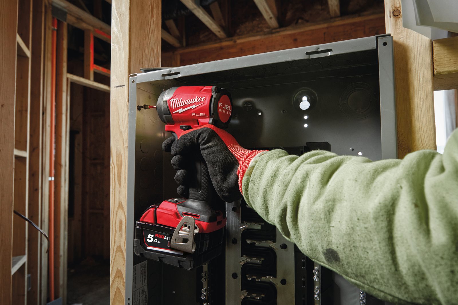 Mașină de înșurubat cu impact 1/4" Hex M18 FUEL Milwaukee M18 FID3-0X - in utilizare 1