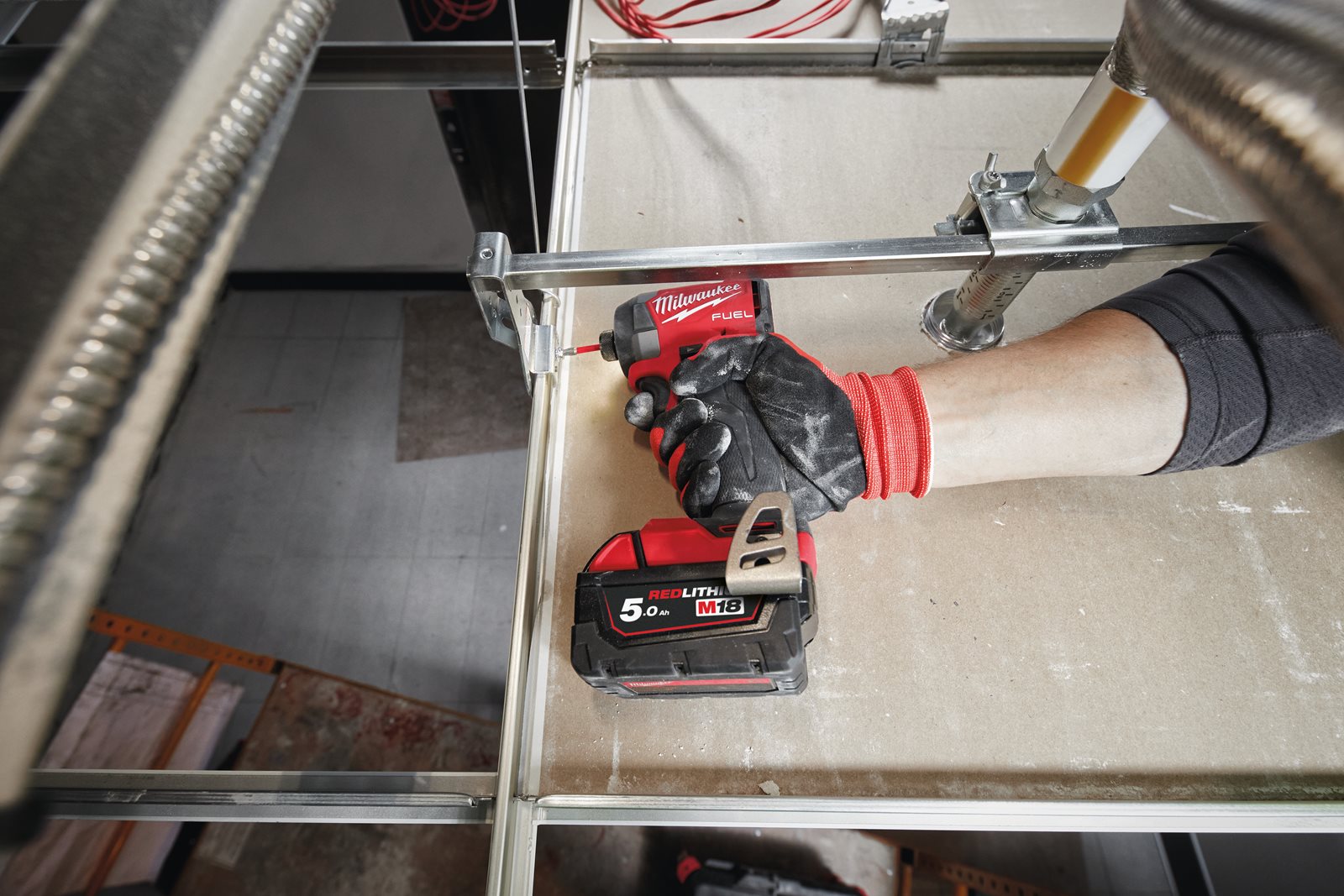 Mașină de înșurubat cu impact 1/4" Hex M18 FUEL Milwaukee M18 FID3-0X - in utilizare 3