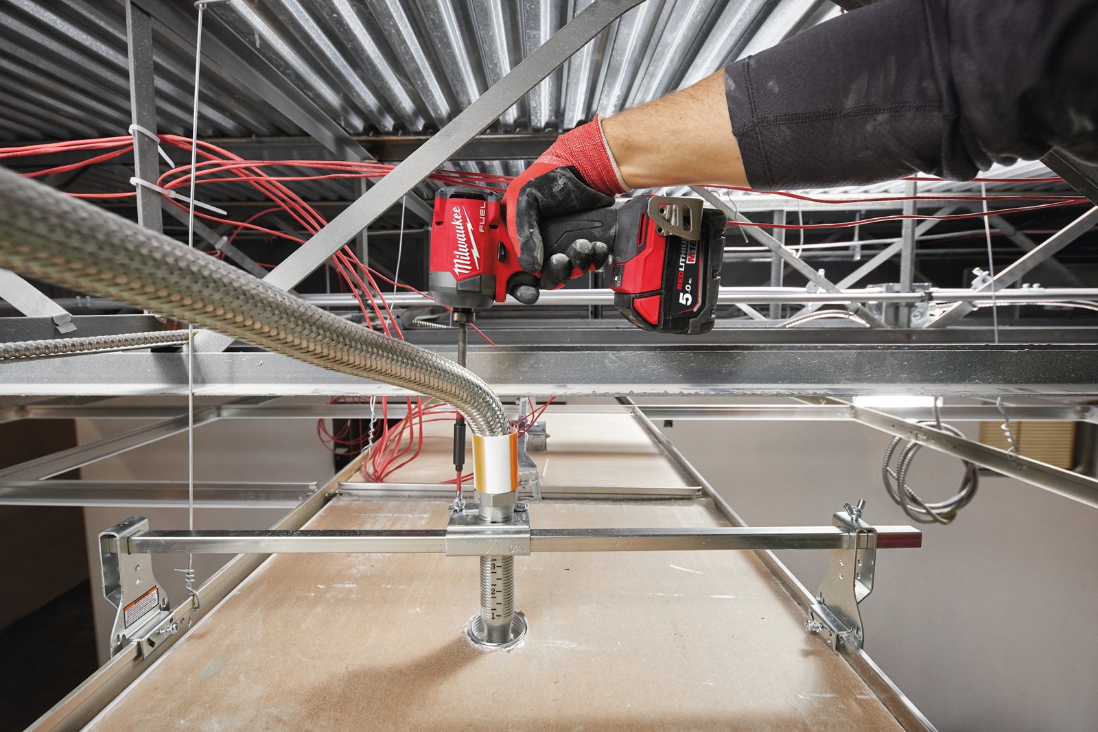 Mașină de înșurubat cu impact 1/4" Hex M18 FUEL Milwaukee M18 FID3-0X - in utilizare 4