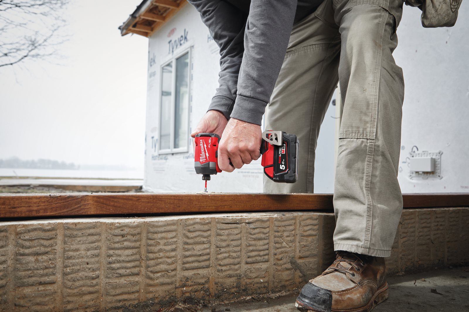 Mașină de înșurubat cu impact 1/4" Hex M18 FUEL Milwaukee M18 FID3-0X - in utilizare 6