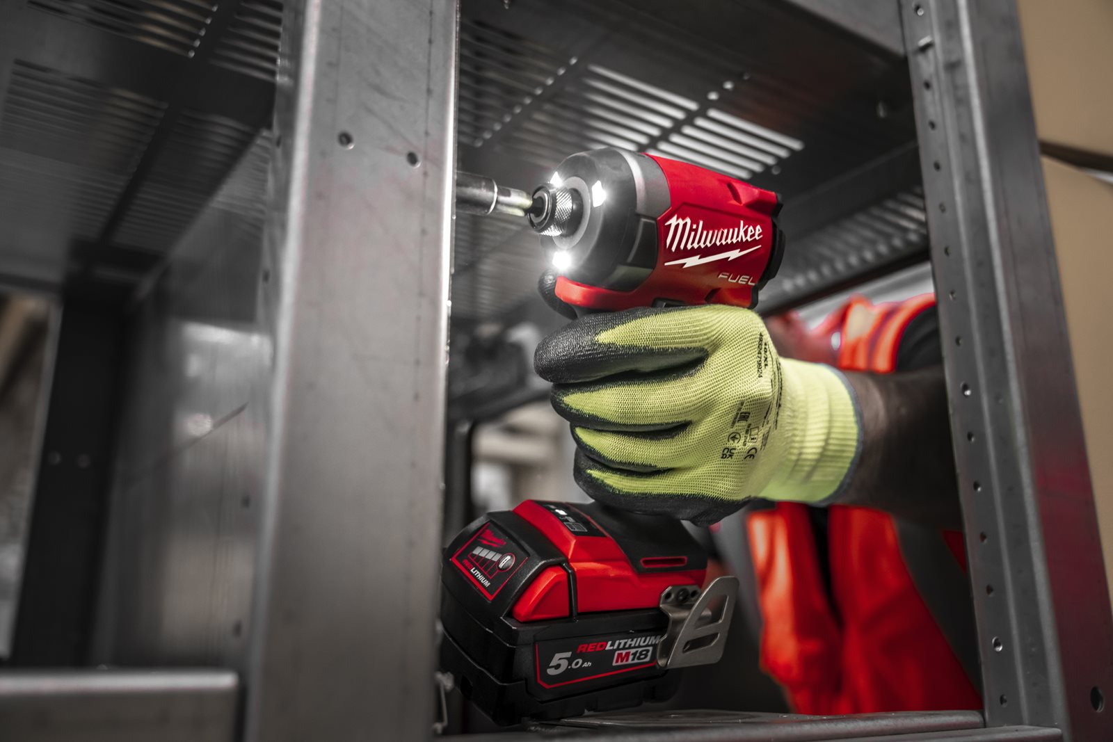 Mașină de înșurubat cu impact 1/4" Hex M18 FUEL Milwaukee M18 FID3-0X - in utilizare 11