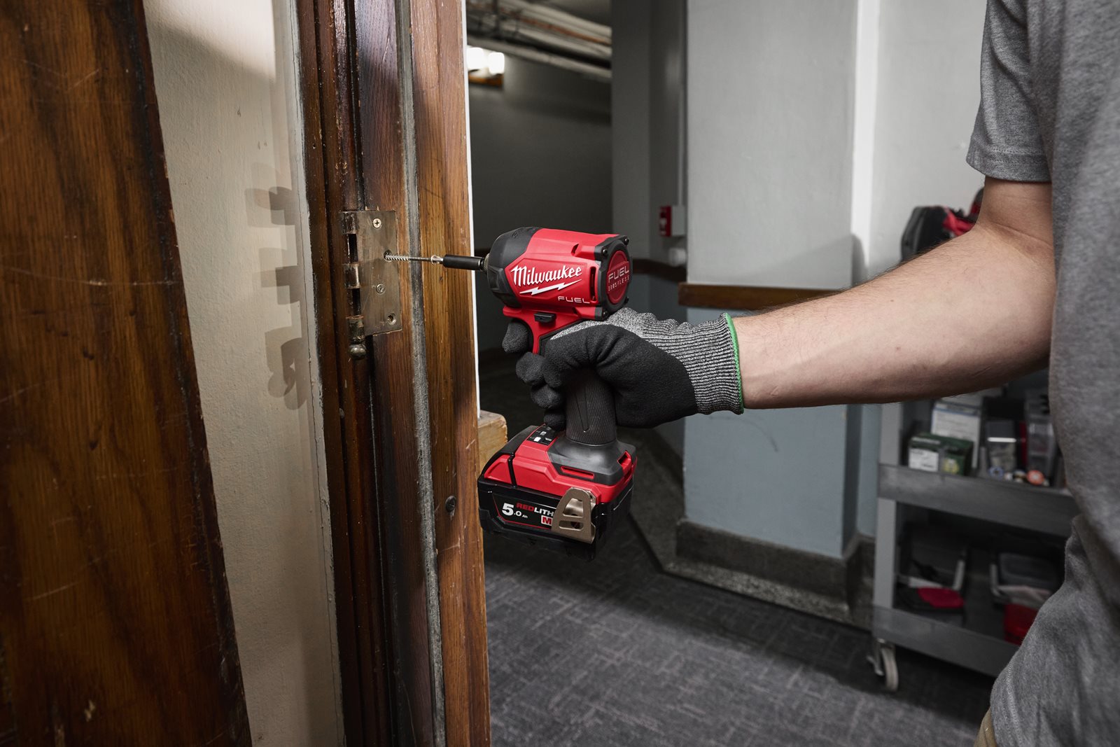 Mașină de înșurubat hidraulică cu impact 1/4" Hex M18 FUEL SURGE Milwaukee M18 FIDRQ-0X - in utilizare 1