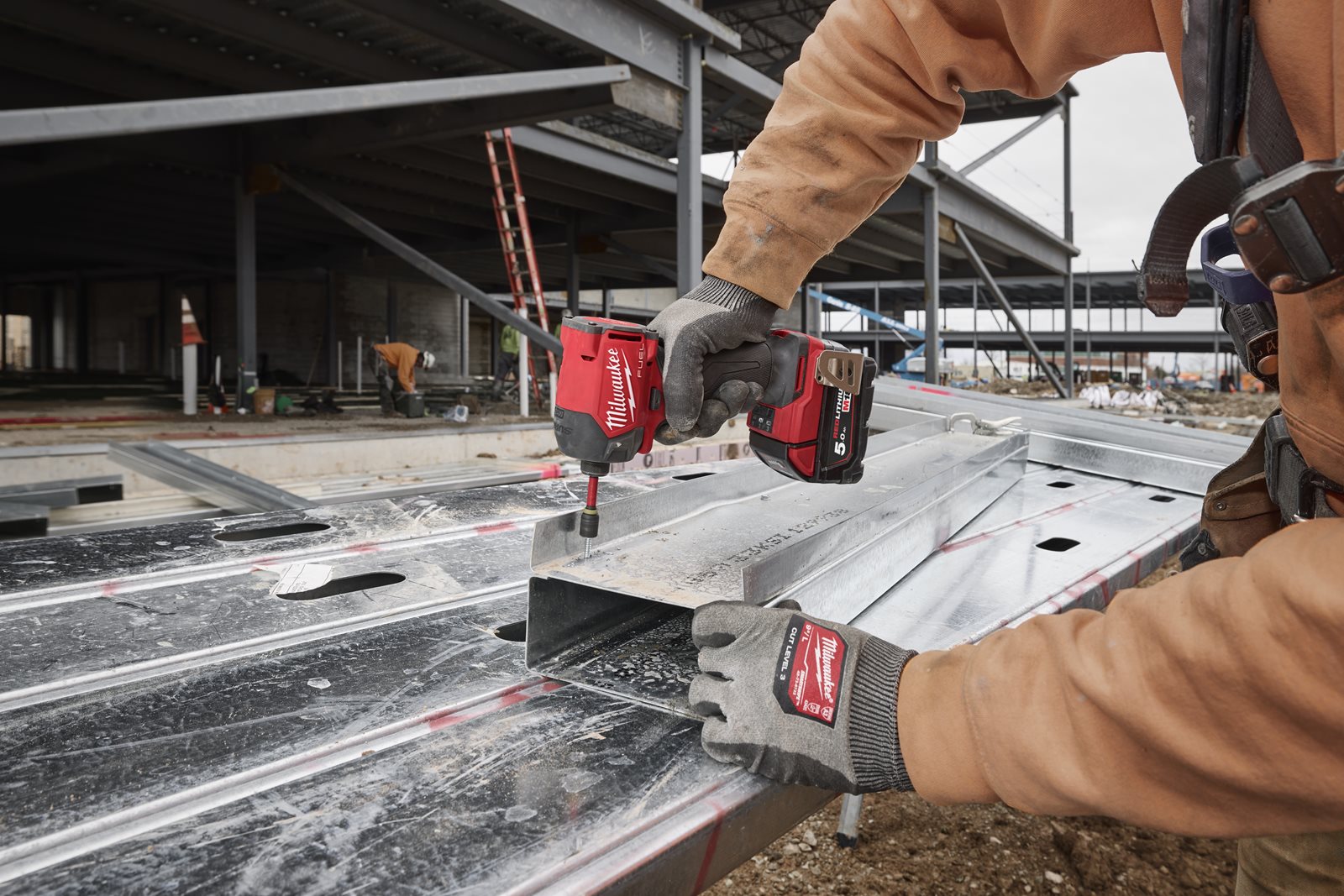 Mașină de înșurubat hidraulică cu impact 1/4" Hex M18 FUEL SURGE Milwaukee M18 FIDRQ-0X - in utilizare 10