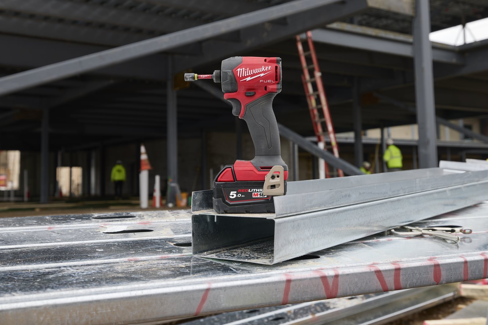 Mașină de înșurubat hidraulică cu impact 1/4" Hex M18 FUEL SURGE Milwaukee M18 FIDRQ-0X - in utilizare 11