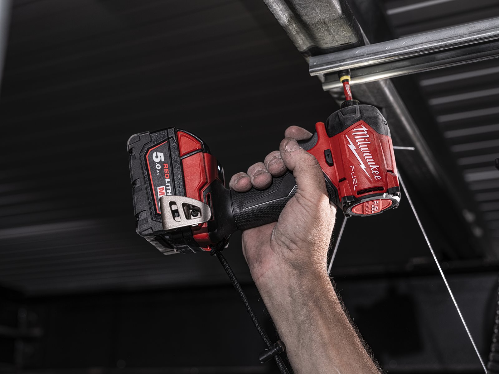 Mașină de înșurubat hidraulică cu impact 1/4" Hex M18 FUEL SURGE Milwaukee M18 FIDRQ-0X - in utilizare 13