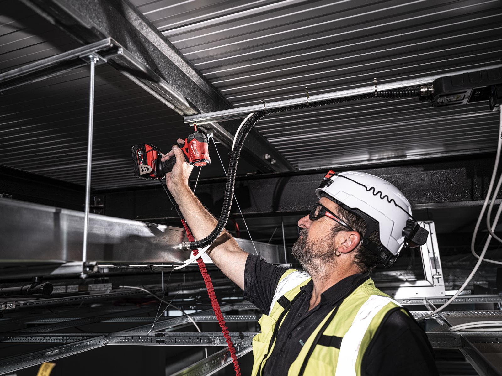 Mașină de înșurubat hidraulică cu impact 1/4" Hex M18 FUEL SURGE Milwaukee M18 FIDRQ-0X - in utilizare 14