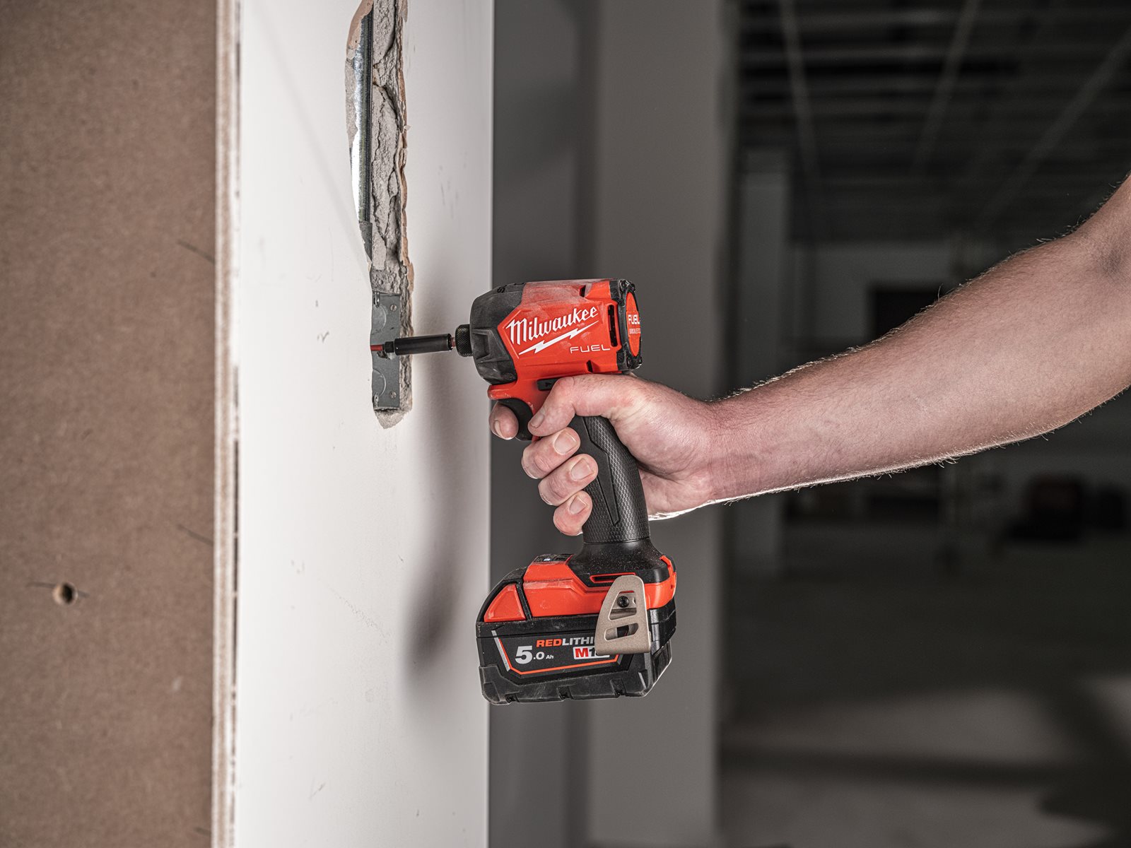 Mașină de înșurubat hidraulică cu impact 1/4" Hex M18 FUEL SURGE Milwaukee M18 FIDRQ-0X - in utilizare 15