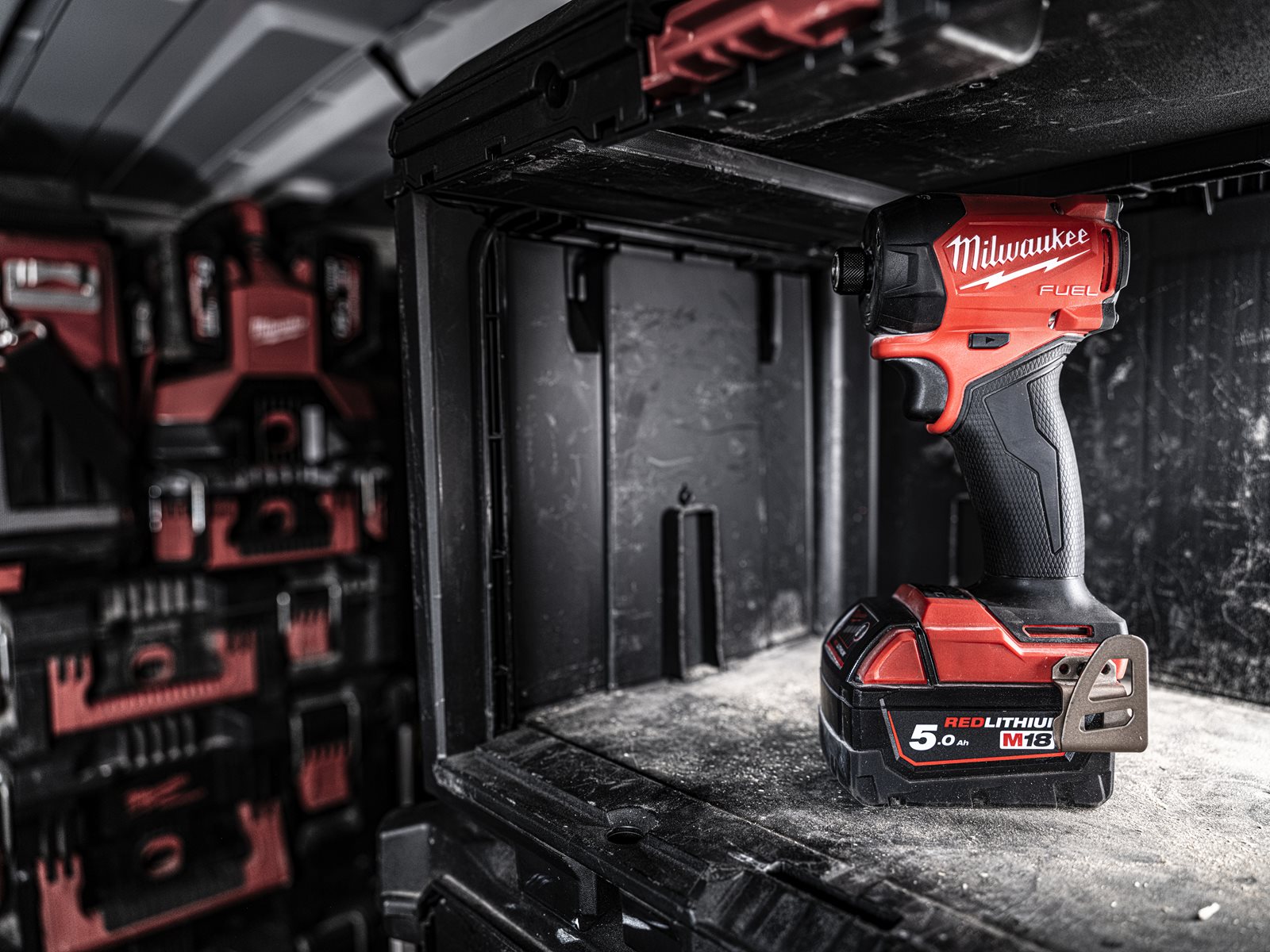 Mașină de înșurubat hidraulică cu impact 1/4" Hex M18 FUEL SURGE Milwaukee M18 FIDRQ-0X - in utilizare 16