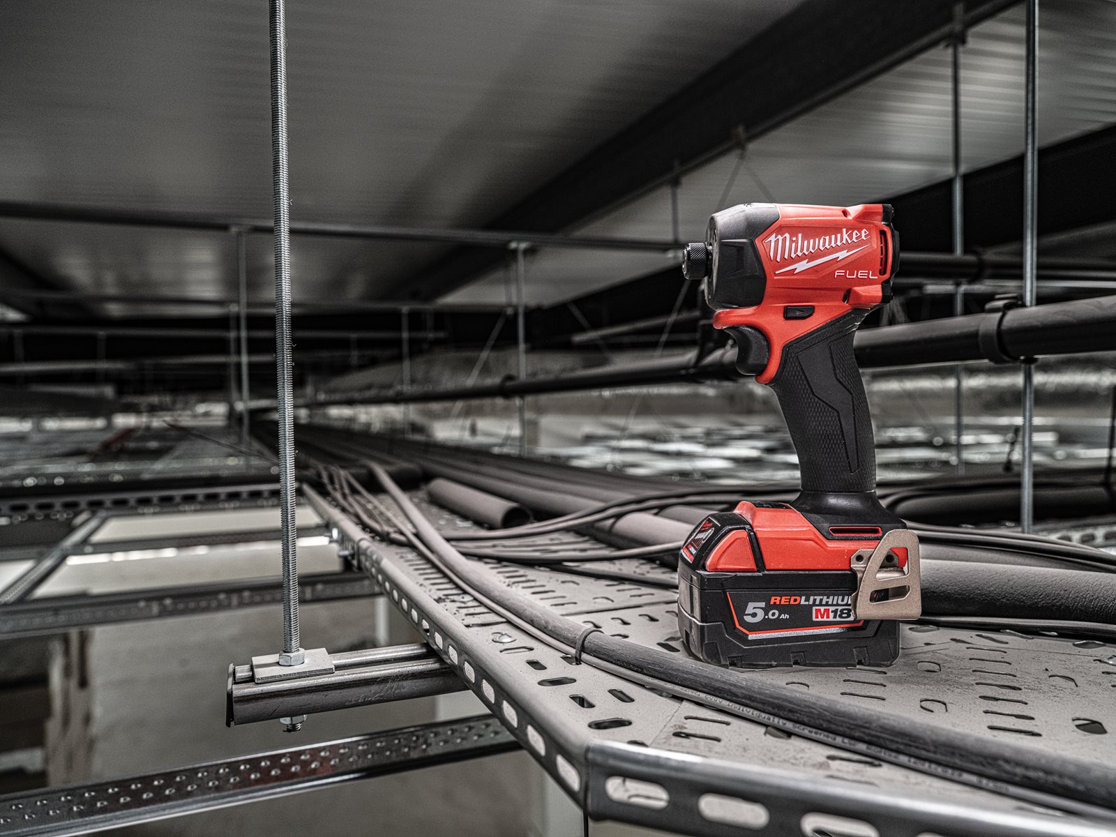 Mașină de înșurubat hidraulică cu impact 1/4" Hex M18 FUEL SURGE Milwaukee M18 FIDRQ-0X - in utilizare 17