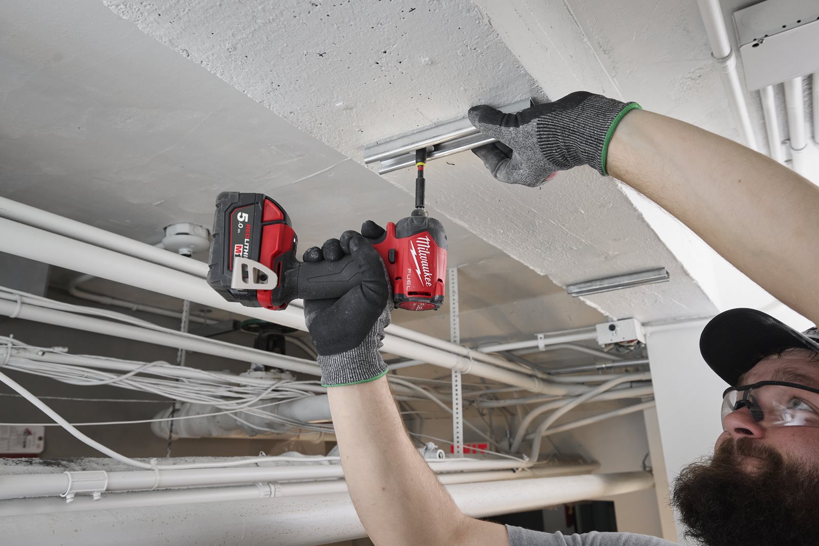 Mașină de înșurubat hidraulică cu impact 1/4" Hex M18 FUEL SURGE Milwaukee M18 FIDRQ-0X - in utilizare 2