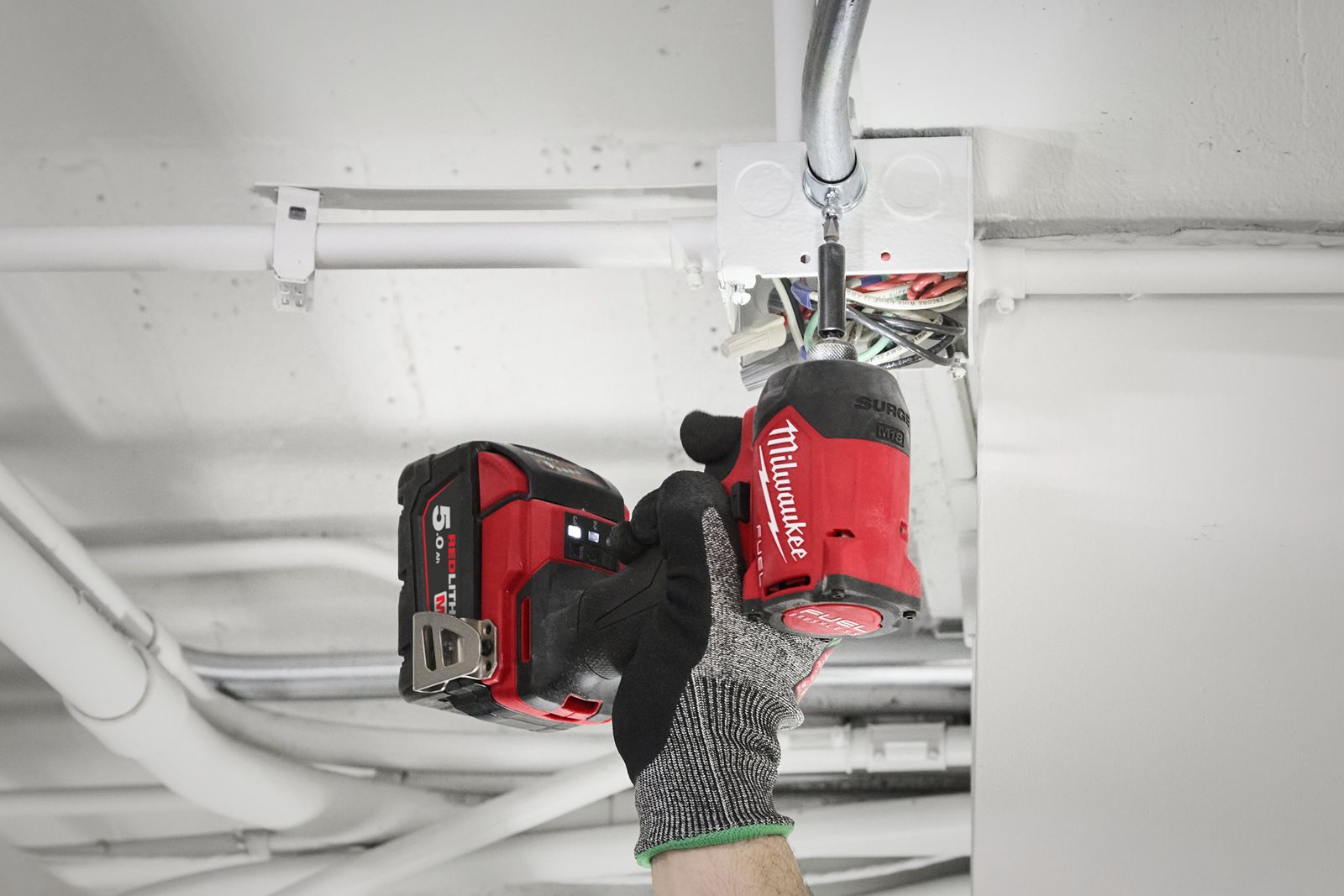 Mașină de înșurubat hidraulică cu impact 1/4" Hex M18 FUEL SURGE Milwaukee M18 FIDRQ-0X - in utilizare 3