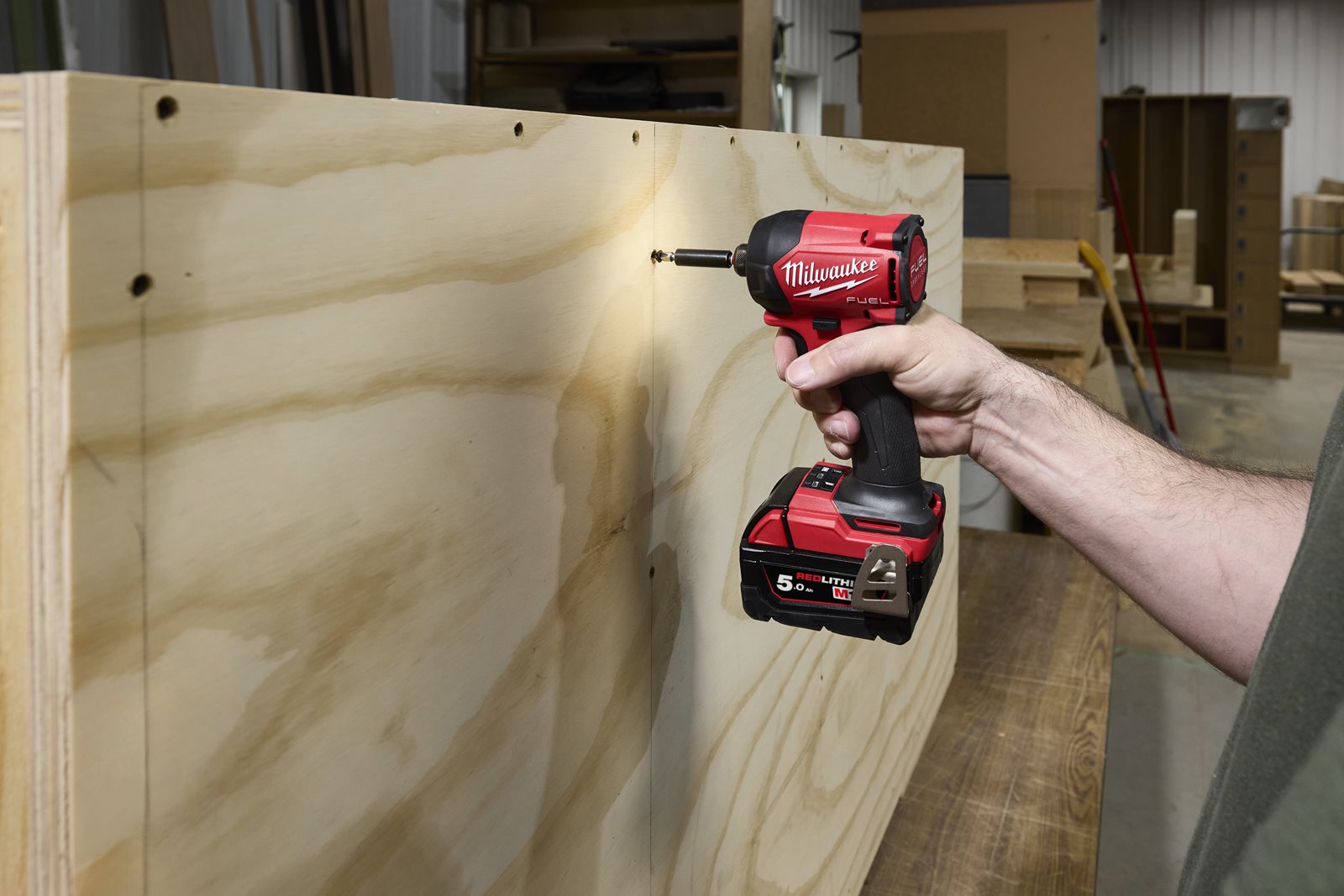 Mașină de înșurubat hidraulică cu impact 1/4" Hex M18 FUEL SURGE Milwaukee M18 FIDRQ-0X - in utilizare 4
