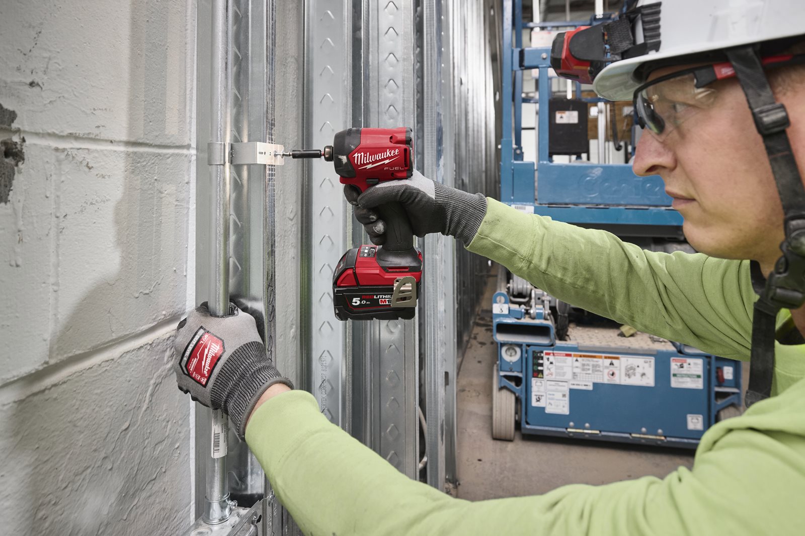 Mașină de înșurubat hidraulică cu impact 1/4" Hex M18 FUEL SURGE Milwaukee M18 FIDRQ-0X - in utilizare 6