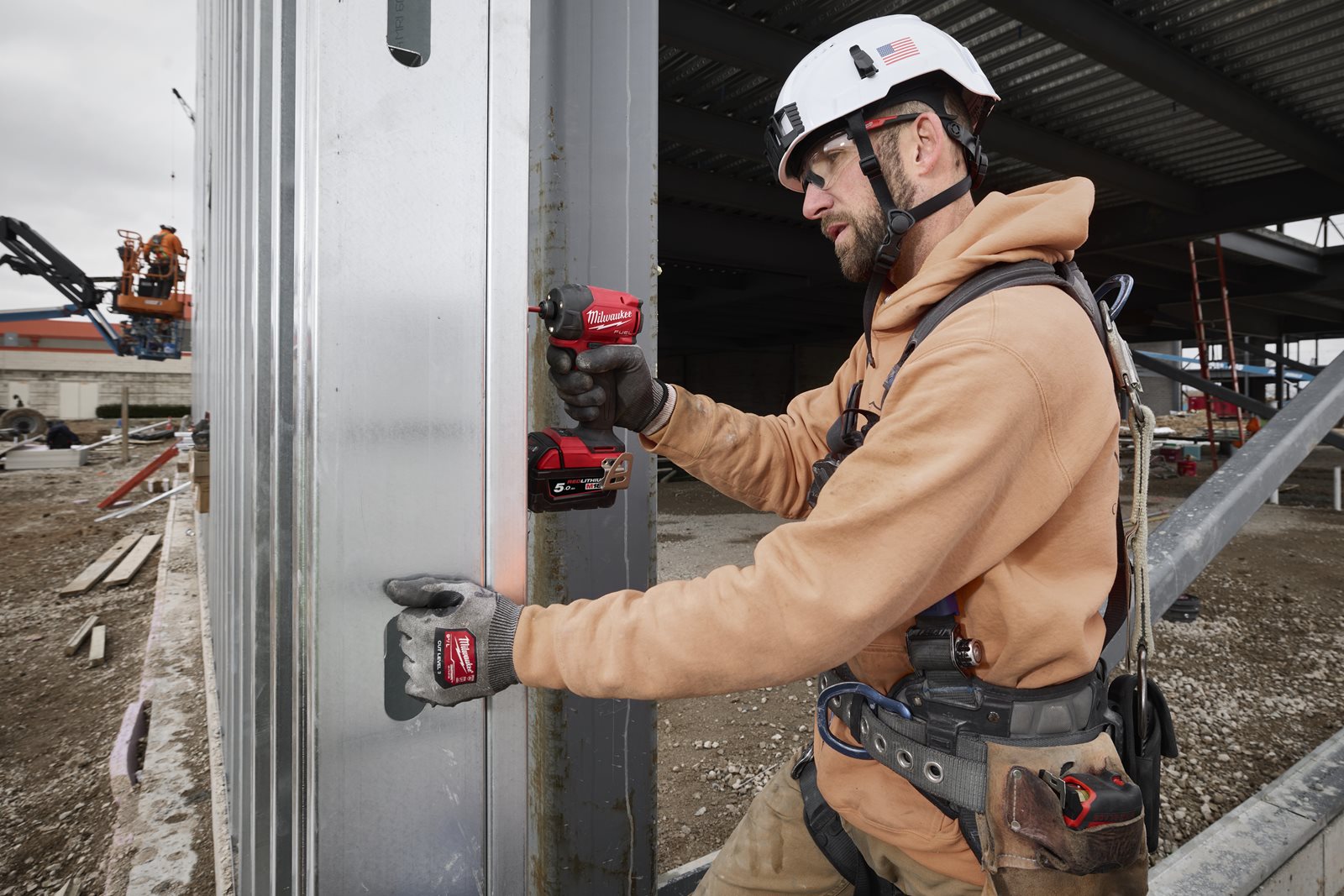 Mașină de înșurubat hidraulică cu impact 1/4" Hex M18 FUEL SURGE Milwaukee M18 FIDRQ-0X - in utilizare 9