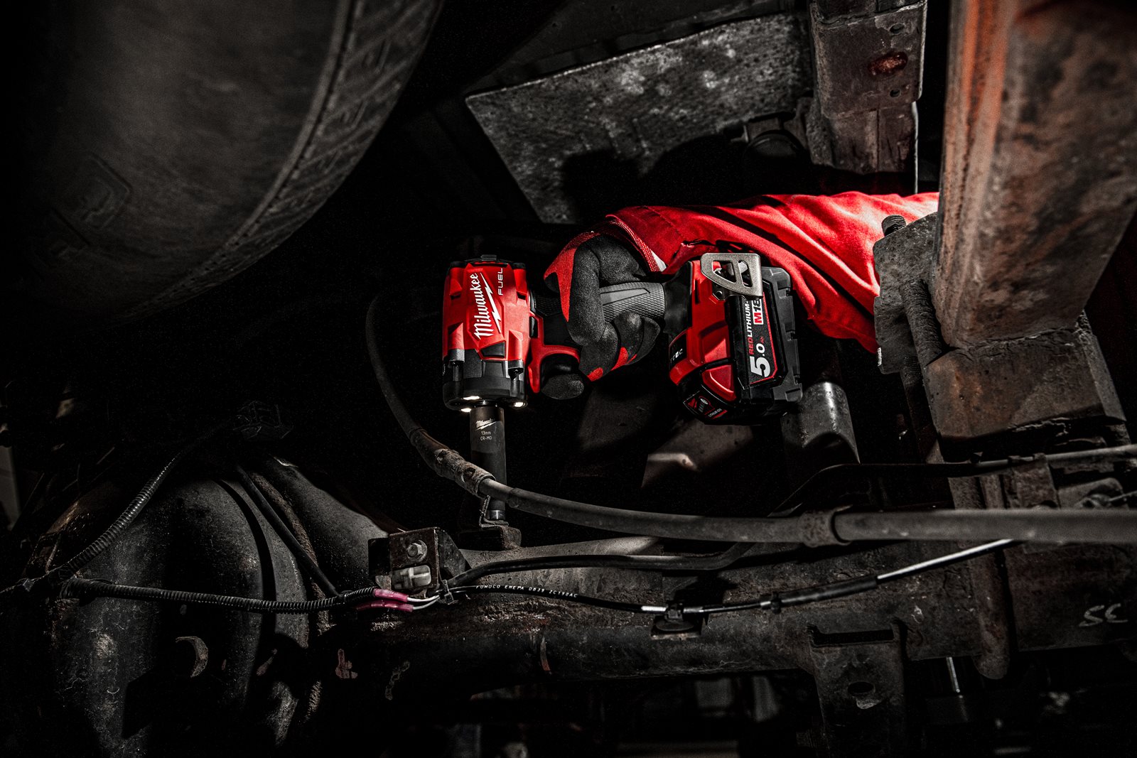 Cheie de impact 1/2" M18 FUEL compactă cu inel de fixare Milwaukee M18 FIW2F12-0X - in utilizare 10