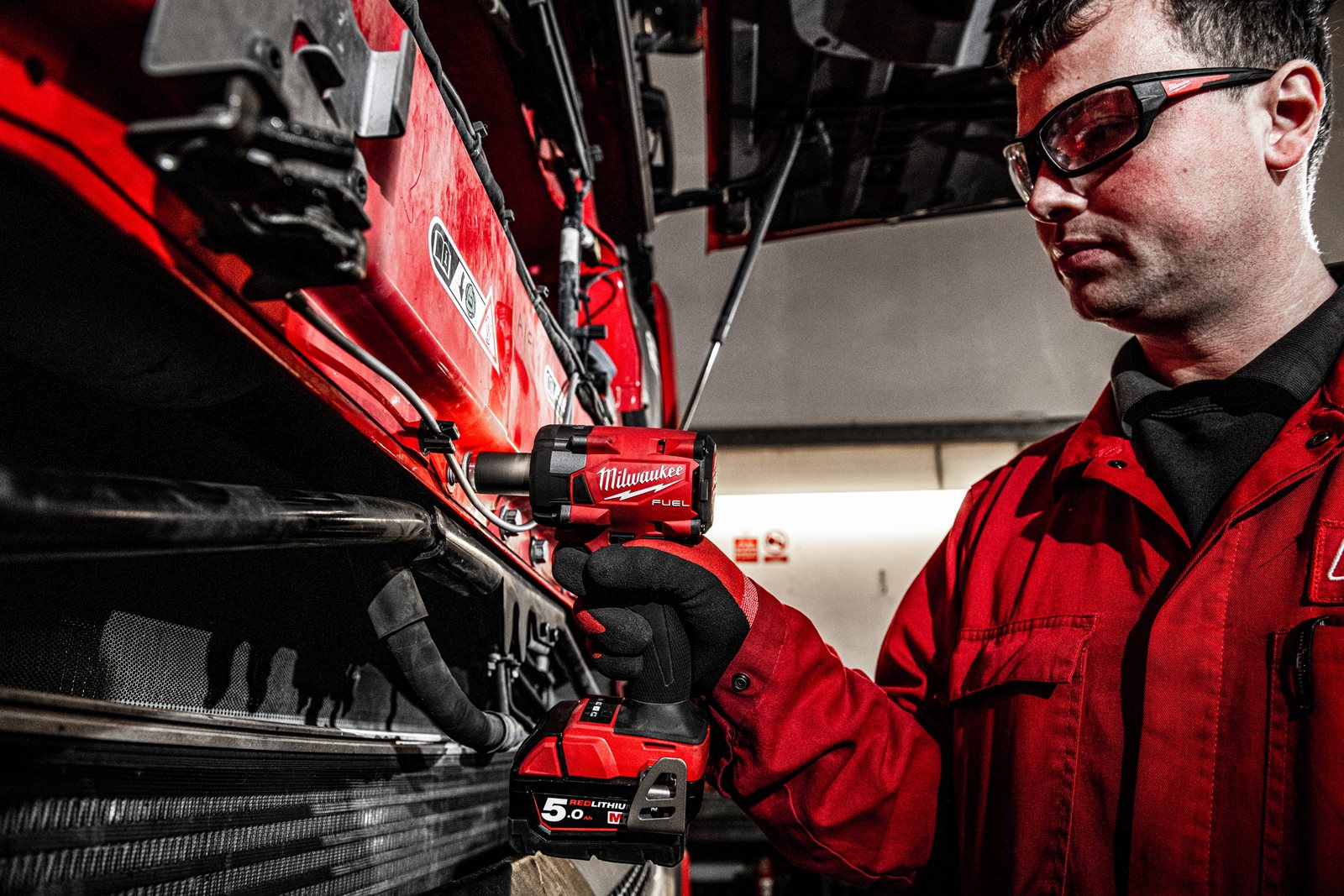 Cheie de impact 1/2" M18 FUEL compactă cu inel de fixare Milwaukee M18 FIW2F12-0X - in utilizare 11