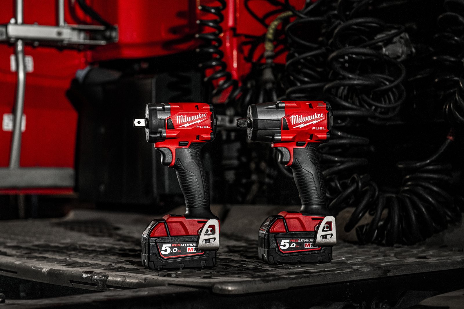 Cheie de impact 1/2" M18 FUEL compactă cu inel de fixare Milwaukee M18 FIW2F12-0X - in utilizare 13