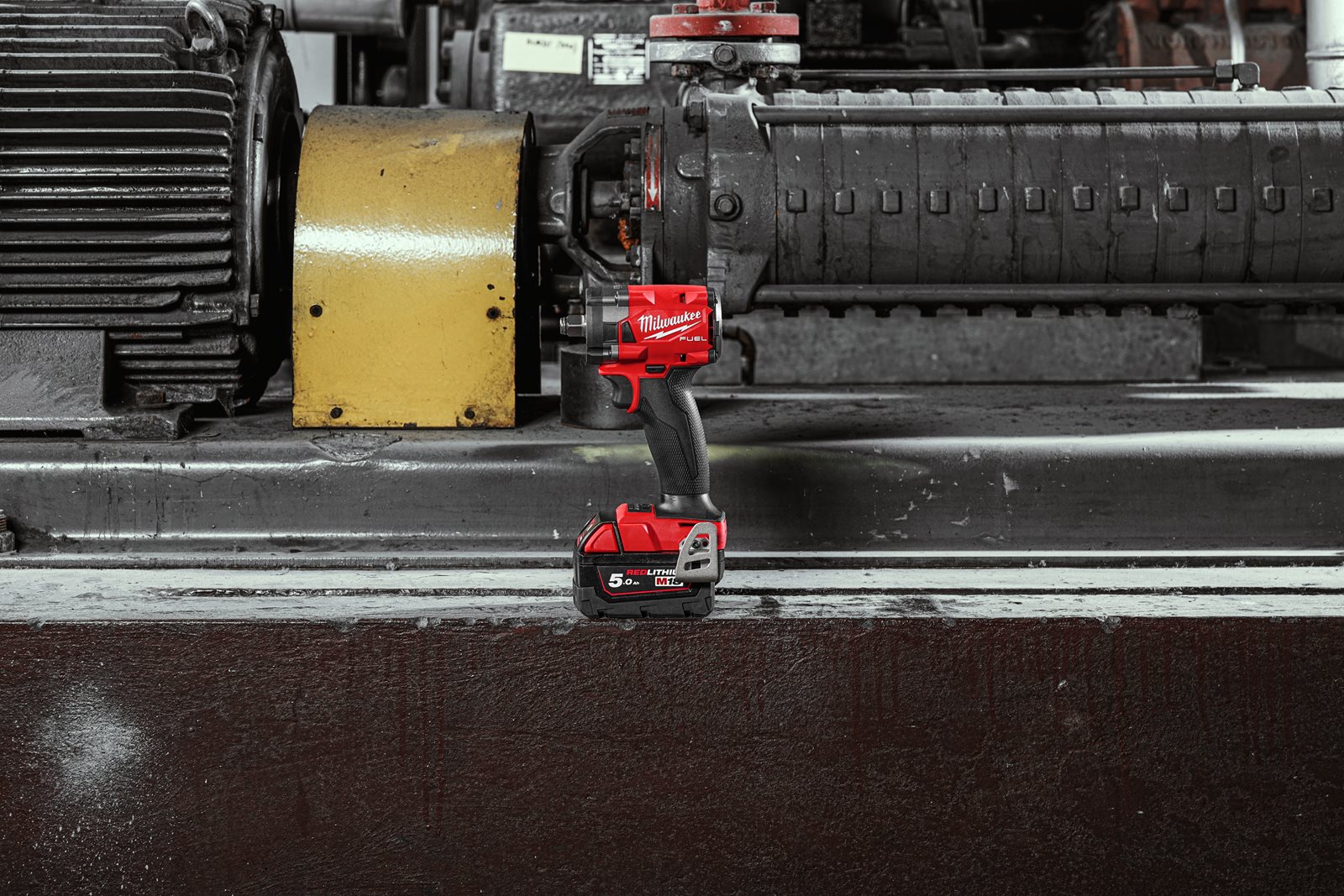 Cheie de impact 1/2" M18 FUEL compactă cu inel de fixare Milwaukee M18 FIW2F12-0X - in utilizare 14