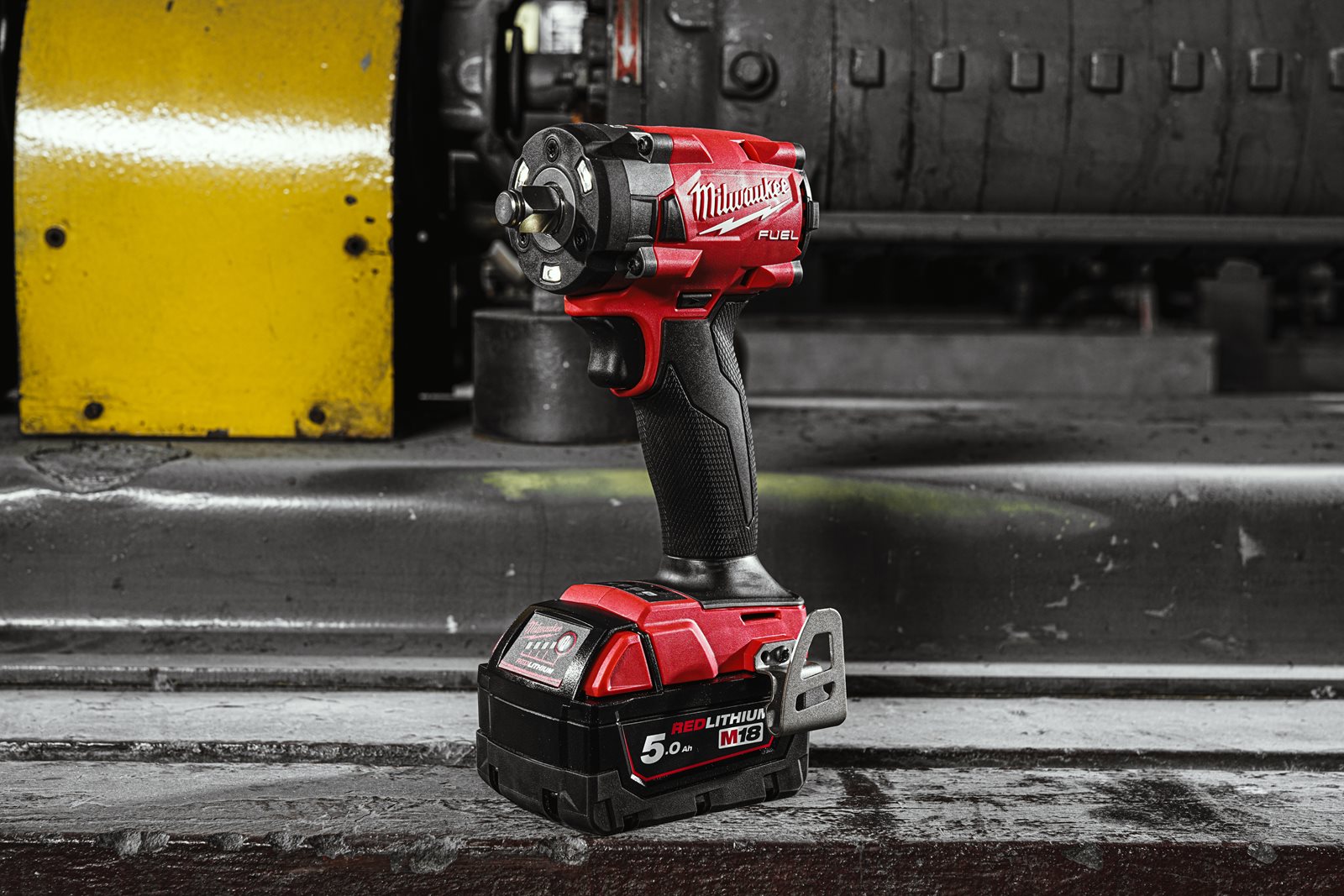 Cheie de impact 1/2" M18 FUEL compactă cu inel de fixare Milwaukee M18 FIW2F12-0X - in utilizare 15