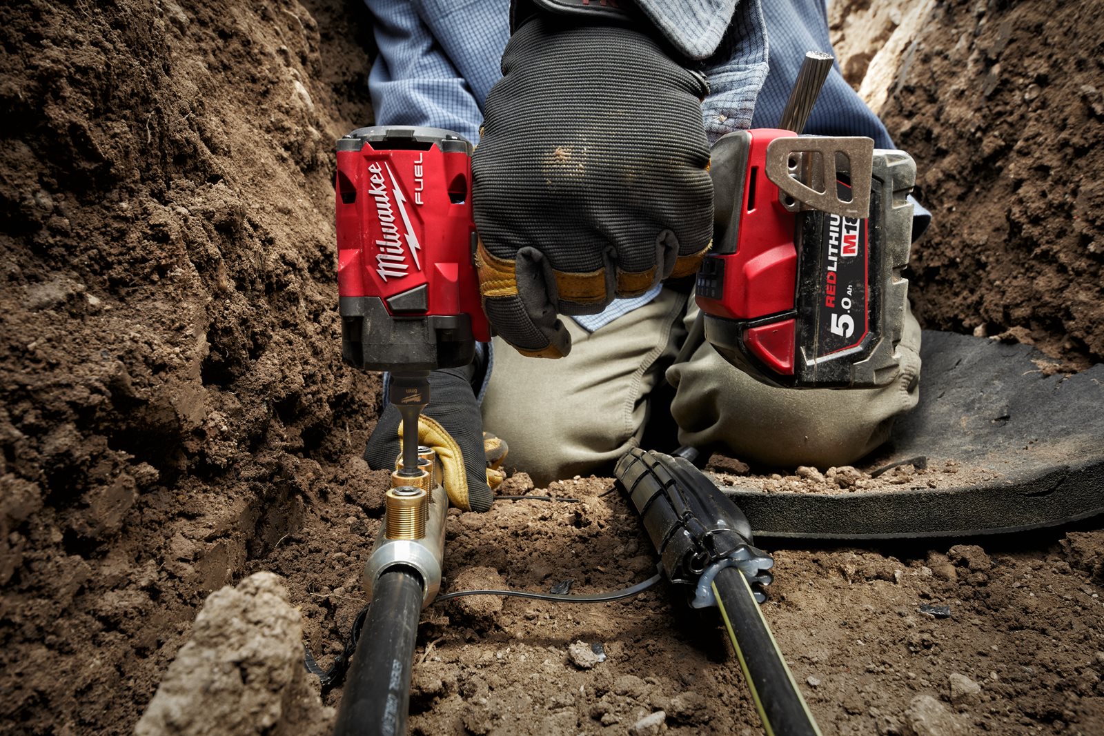 Cheie de impact 1/2" M18 FUEL compactă cu inel de fixare Milwaukee M18 FIW2F12-0X - in utilizare 16