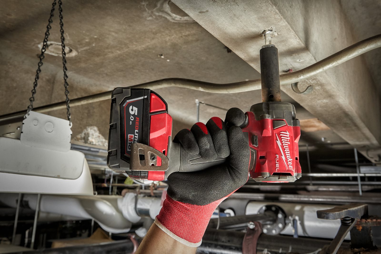 Cheie de impact 1/2" M18 FUEL compactă cu inel de fixare Milwaukee M18 FIW2F12-0X - in utilizare 3