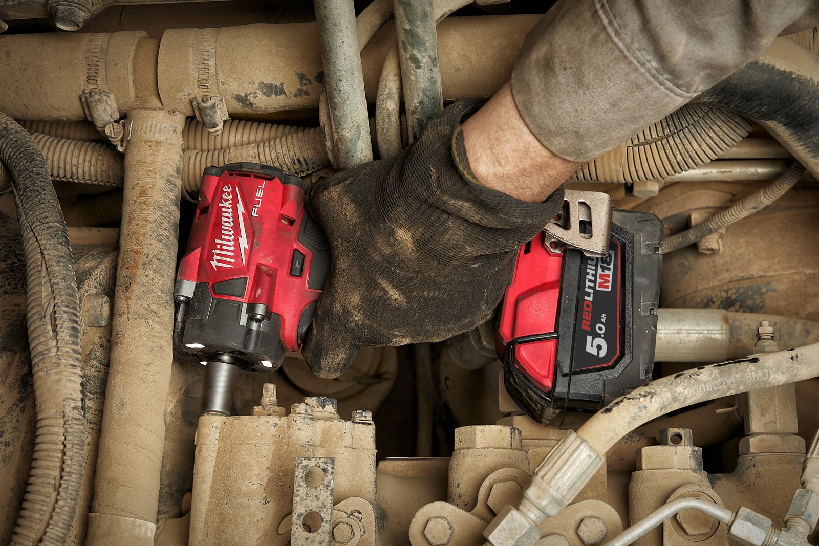 Cheie de impact 1/2" M18 FUEL compactă cu pin de blocare Milwaukee M18 FIW2P12-0X - in utilizare 1