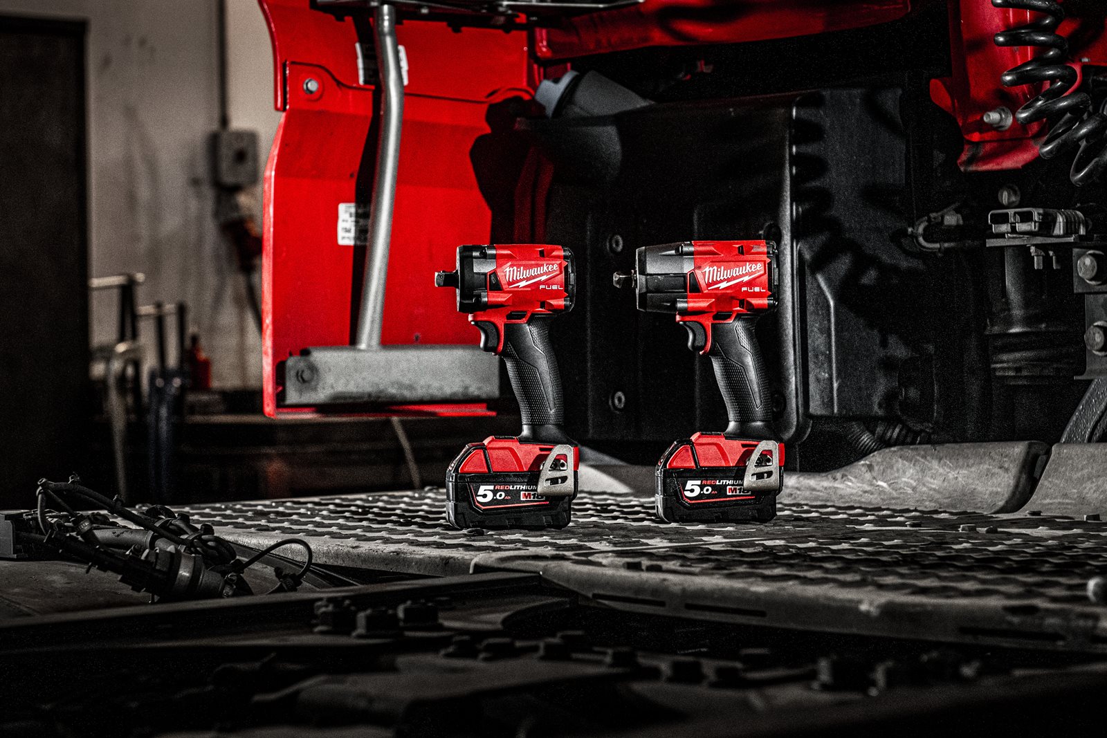 Cheie de impact 1/2" M18 FUEL compactă cu pin de blocare Milwaukee M18 FIW2P12-0X - in utilizare 12