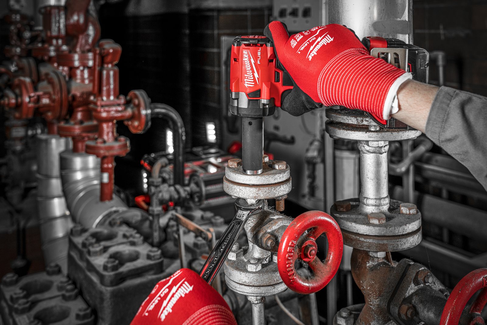 Cheie de impact 1/2" M18 FUEL compactă cu pin de blocare Milwaukee M18 FIW2P12-0X - in utilizare 14