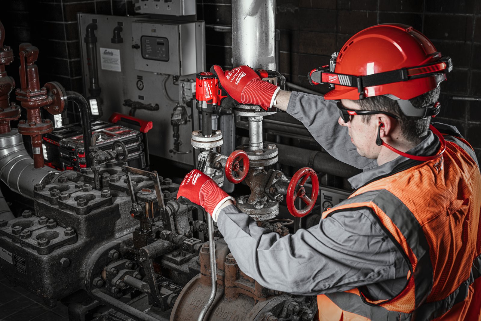 Cheie de impact 1/2" M18 FUEL compactă cu pin de blocare Milwaukee M18 FIW2P12-0X - in utilizare 15