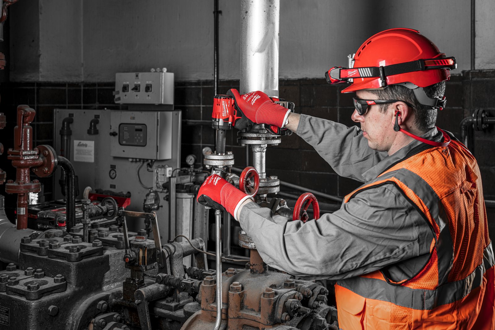 Cheie de impact 1/2" M18 FUEL compactă cu pin de blocare Milwaukee M18 FIW2P12-0X - in utilizare 16