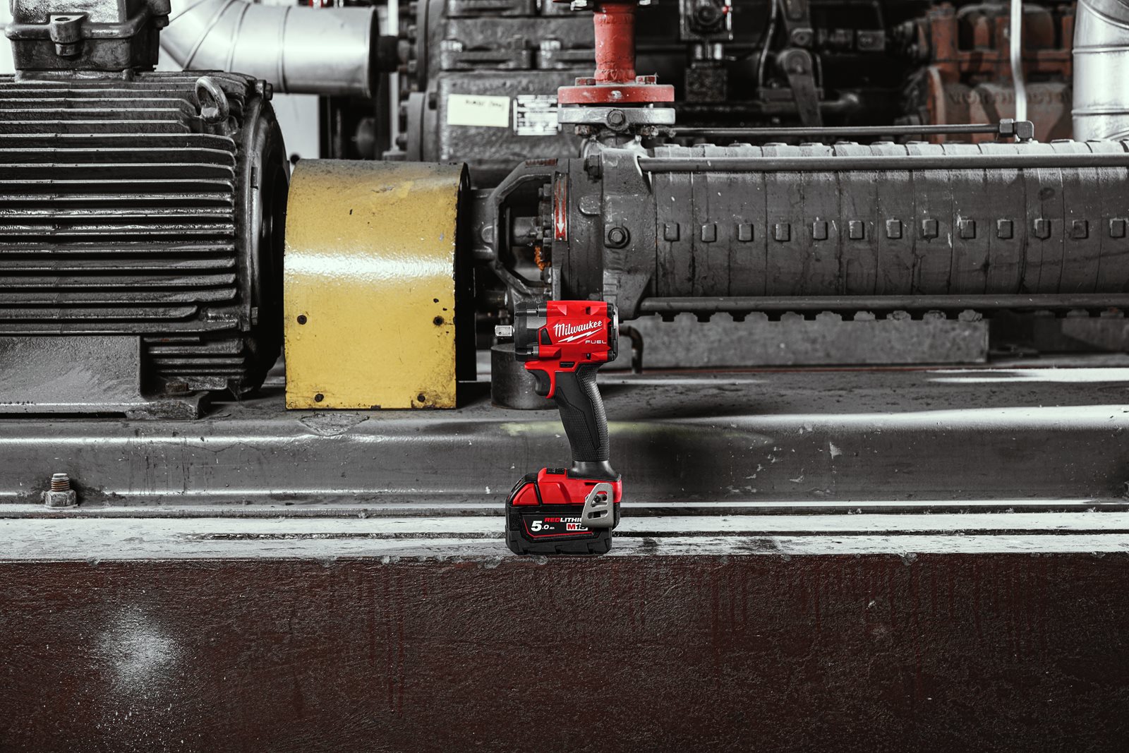 Cheie de impact 1/2" M18 FUEL compactă cu pin de blocare Milwaukee M18 FIW2P12-0X - in utilizare 17