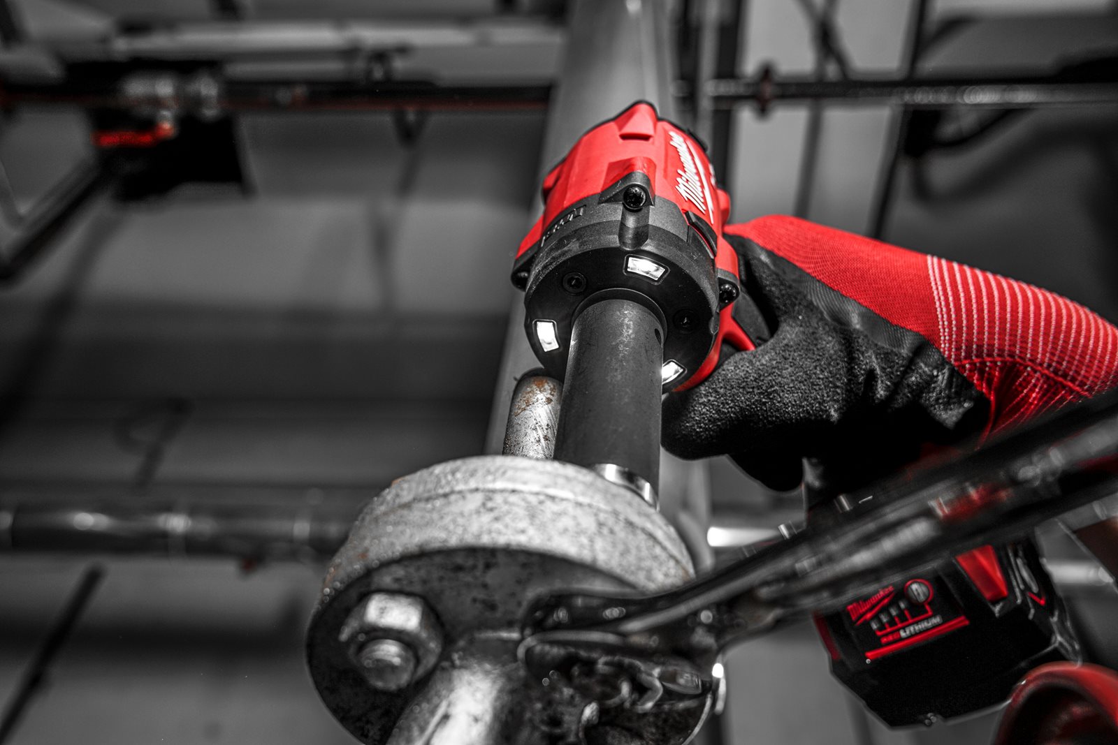 Cheie de impact 1/2" M18 FUEL compactă cu pin de blocare Milwaukee M18 FIW2P12-0X - in utilizare 18