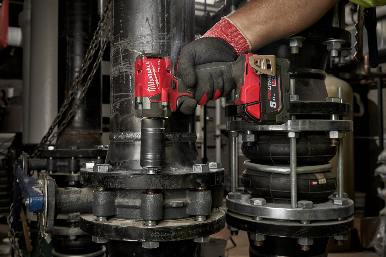 Cheie de impact 1/2" M18 FUEL compactă cu pin de blocare Milwaukee M18 FIW2P12-0X - in utilizare 6