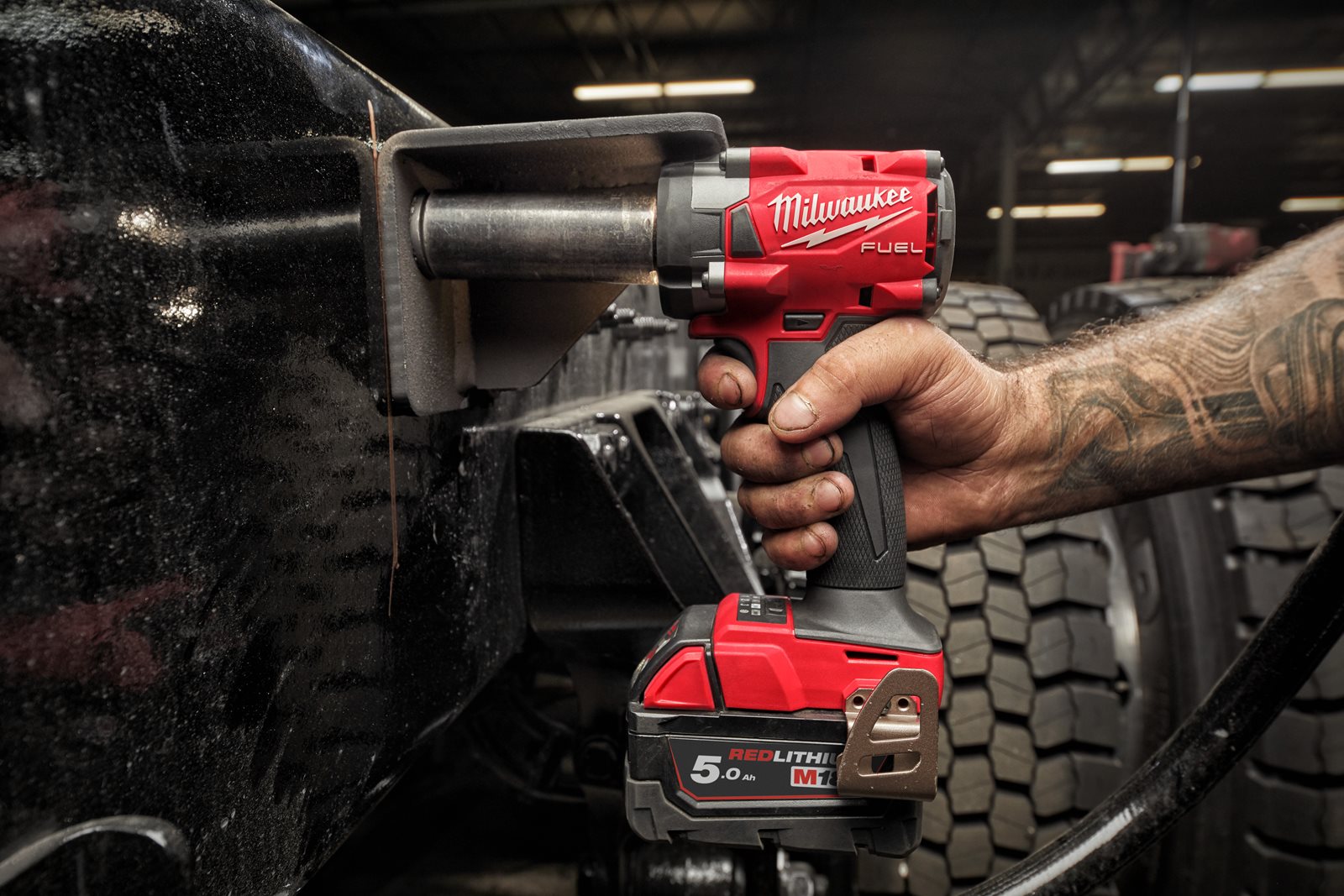 Cheie de impact 1/2" M18 FUEL compactă cu pin de blocare Milwaukee M18 FIW2P12-0X - in utilizare 7