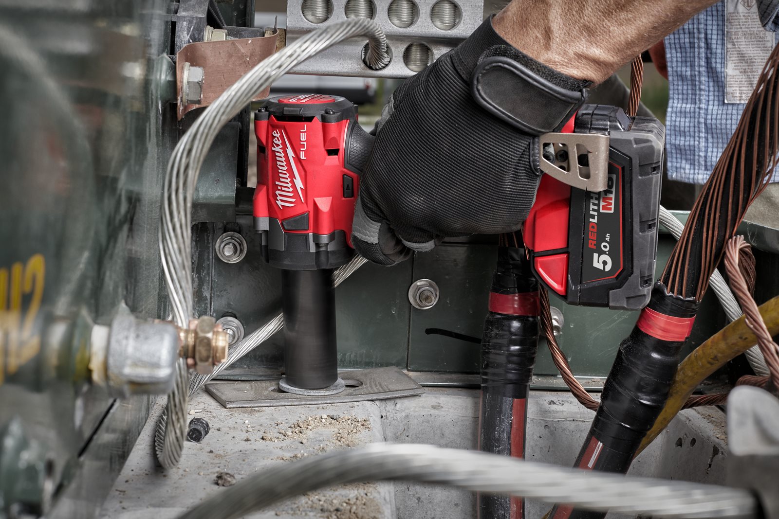 Cheie de impact 1/2" M18 FUEL compactă cu pin de blocare Milwaukee M18 FIW2P12-0X - in utilizare 8