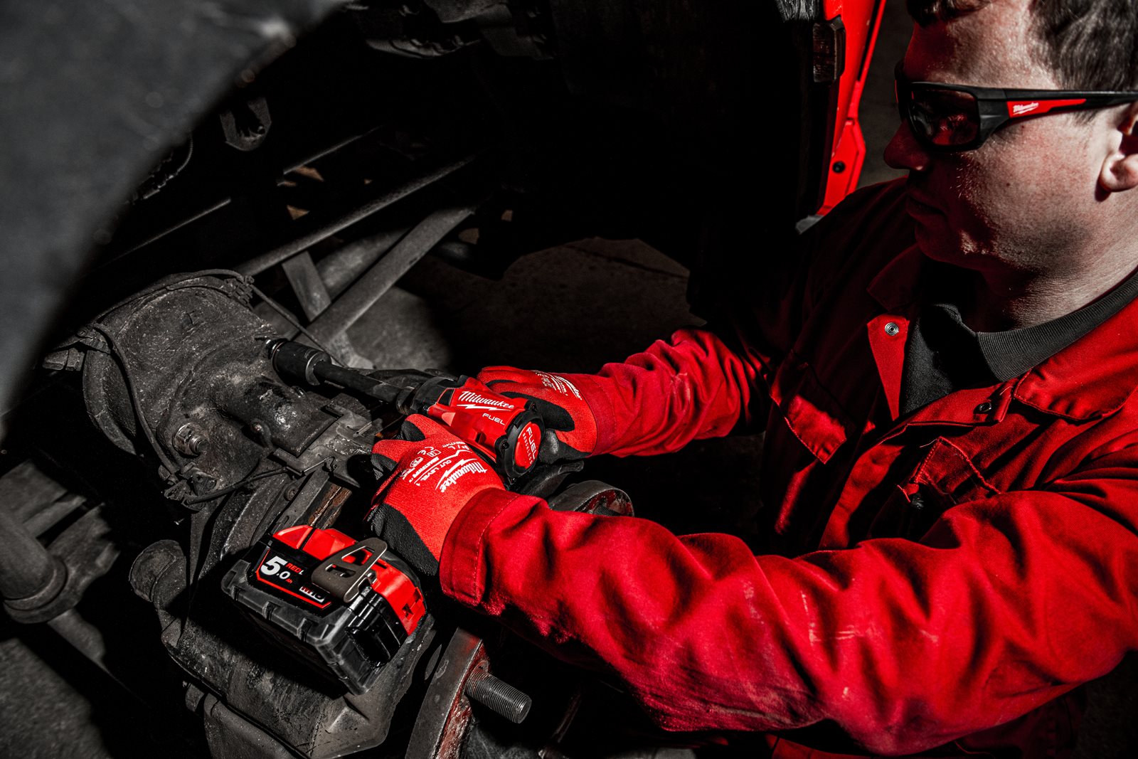 Cheie de impact 1/2" M18 FUEL compactă cu pin de blocare Milwaukee M18 FIW2P12-0X - in utilizare 9