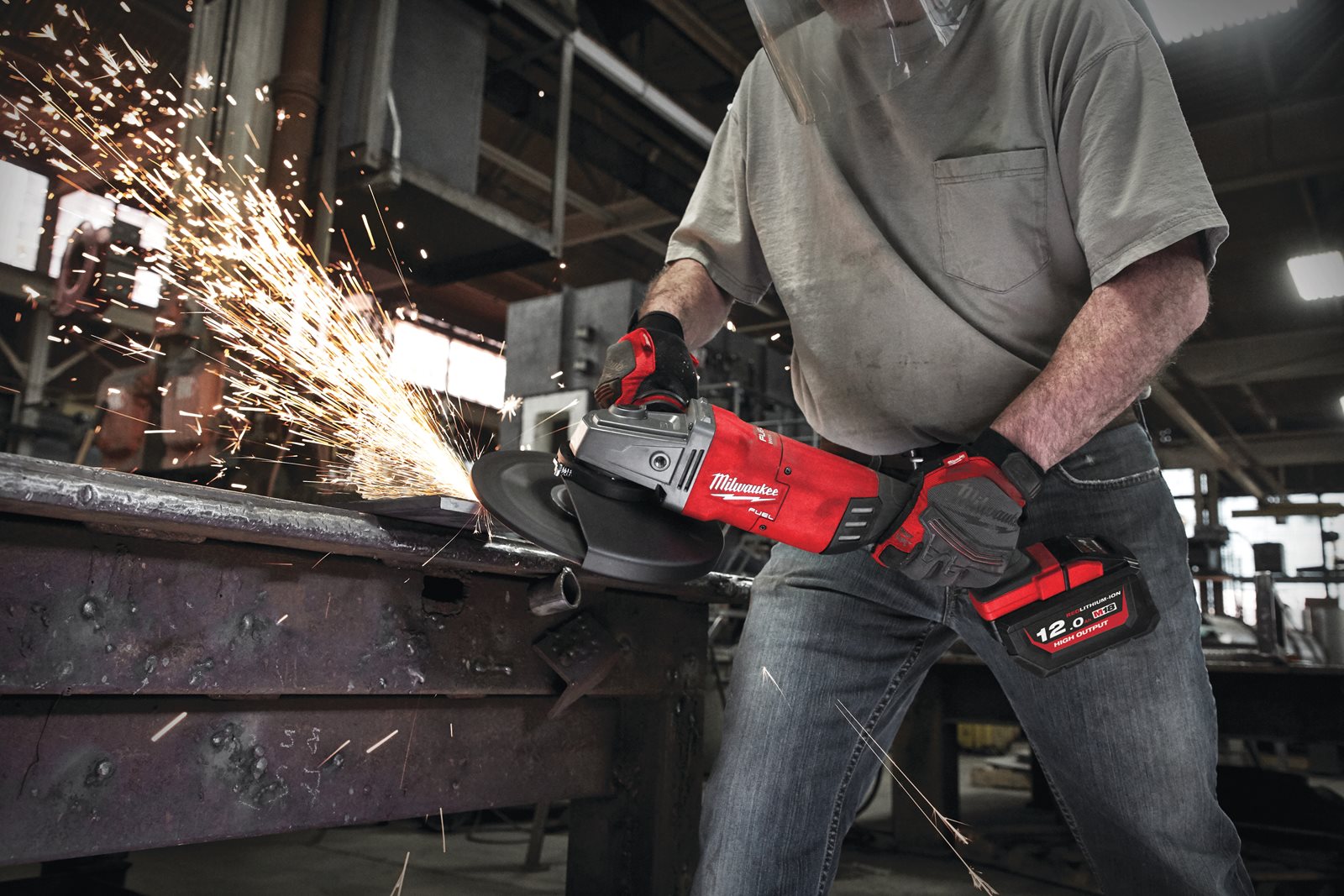 Polizor unghiular 230 mm cu comutator tip clapetă M18 FUEL Milwaukee M18 FLAG230XPDB-0C - in utilizare 1