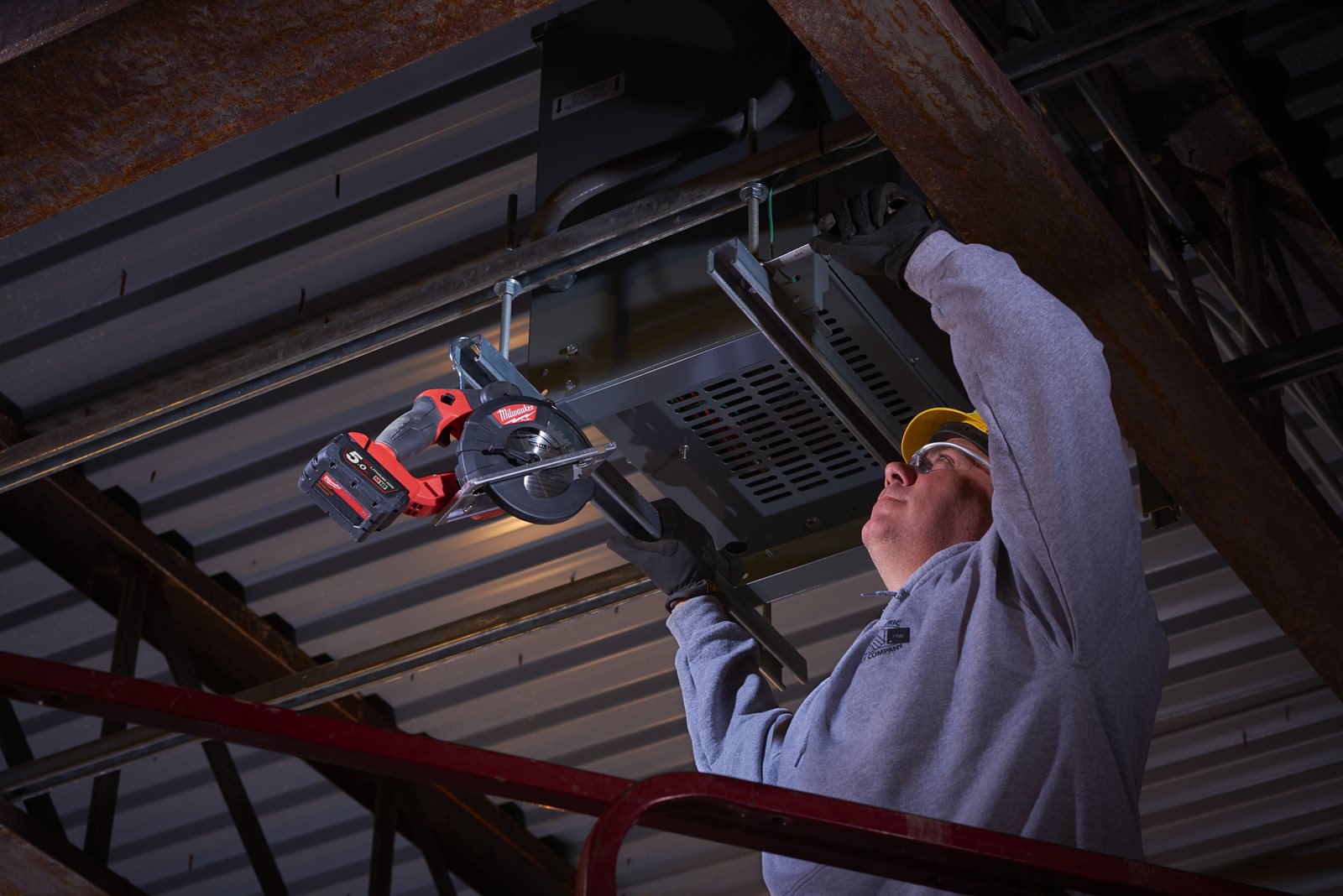 Fierăstrău pentru debitat metal M18 FUEL 57 mm Milwaukee M18 FMCS-0 - in utilizare 1