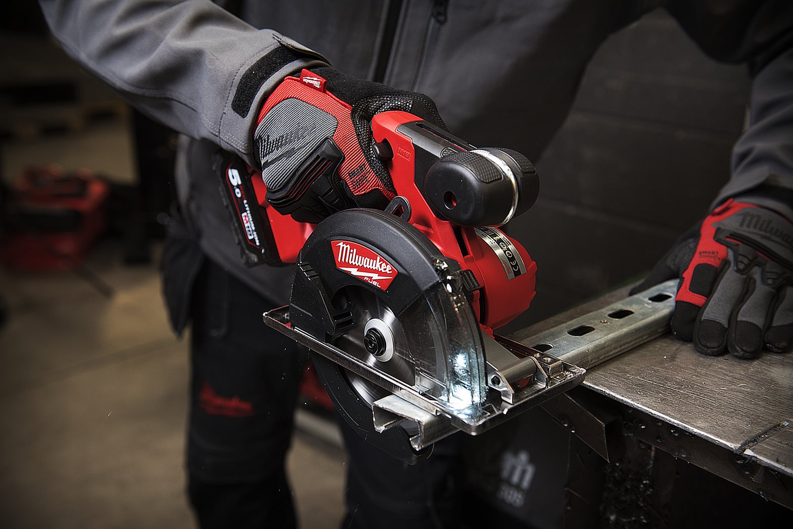 Fierăstrău pentru debitat metal M18 FUEL 57 mm Milwaukee M18 FMCS-0 - in utilizare 7