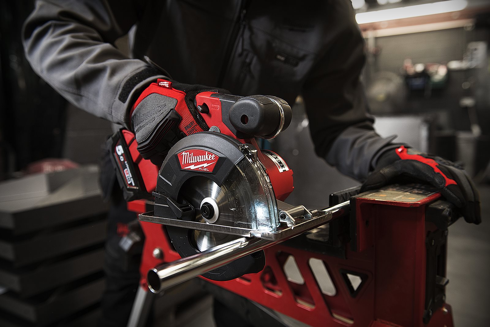 Fierăstrău pentru debitat metal M18 FUEL 57 mm Milwaukee M18 FMCS-0 - in utilizare 8