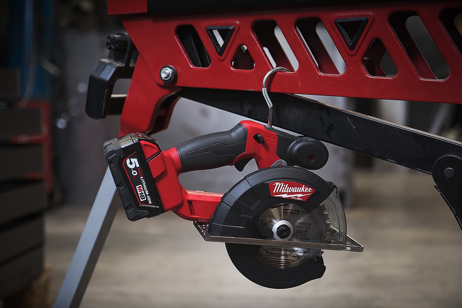 Fierăstrău pentru debitat metal M18 FUEL 57 mm Milwaukee M18 FMCS-0 - in utilizare 9