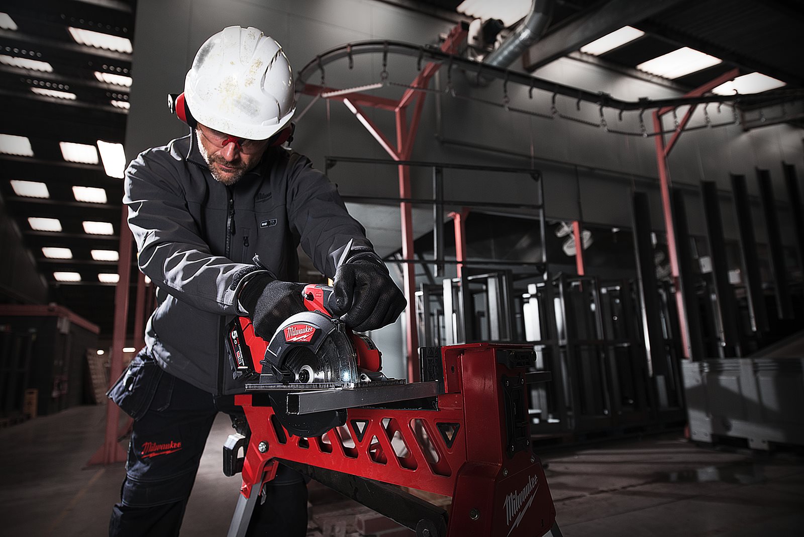 Fierăstrău pentru debitat metal M18 FUEL 57 mm Milwaukee M18 FMCS-0 - in utilizare 10