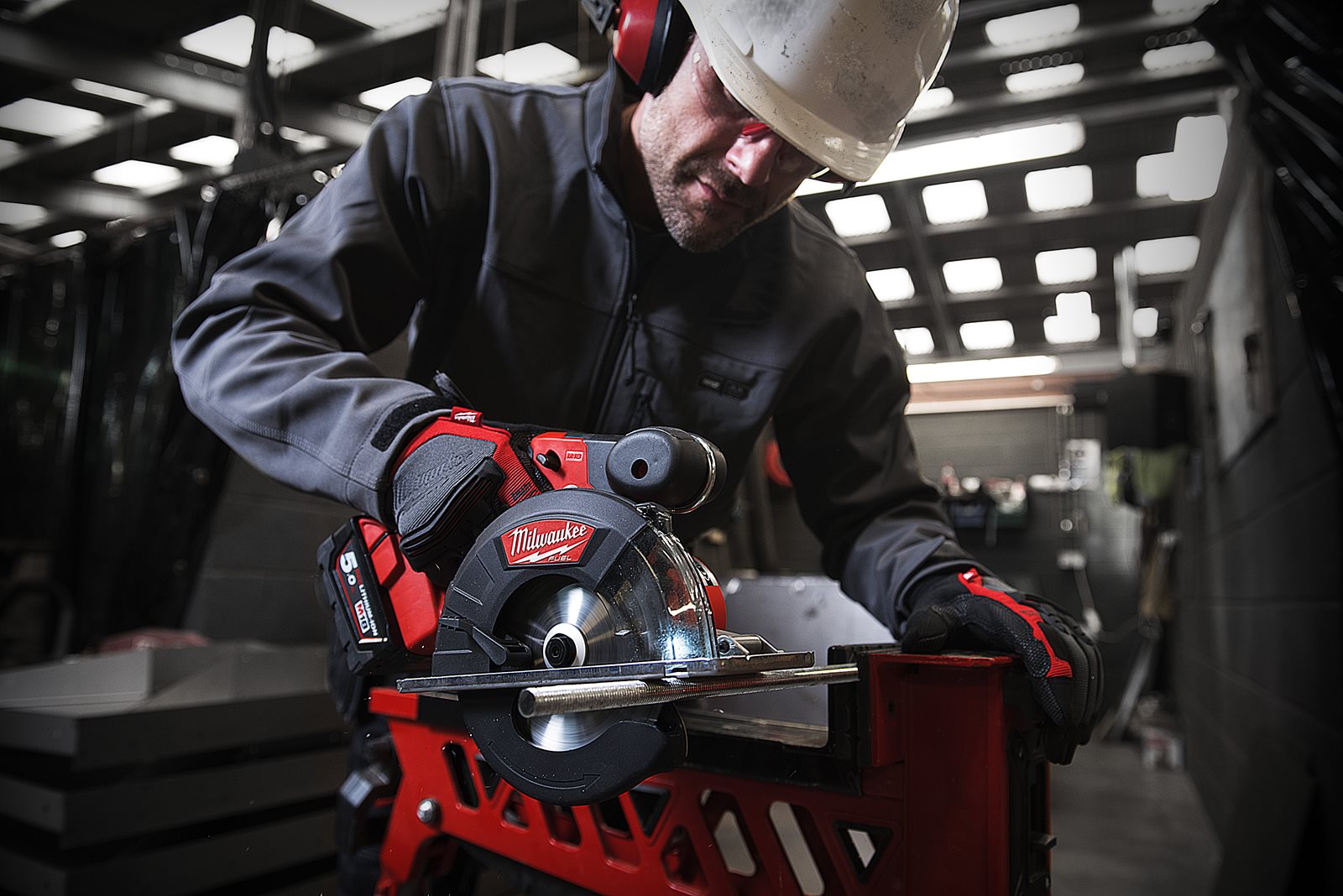 Fierăstrău pentru debitat metal M18 FUEL 57 mm Milwaukee M18 FMCS-0 - in utilizare 11