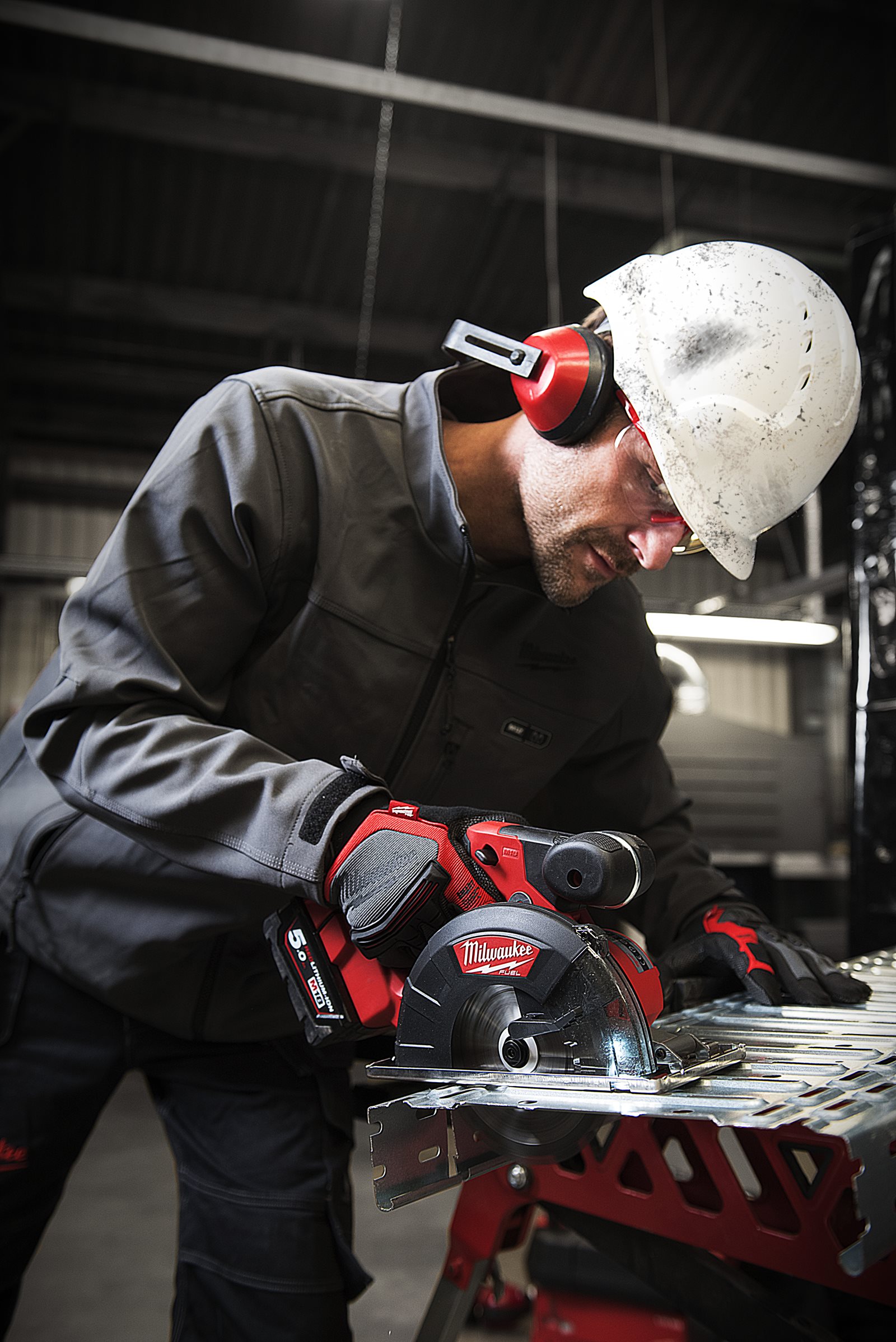 Fierăstrău pentru debitat metal M18 FUEL 57 mm Milwaukee M18 FMCS-0 - in utilizare 12