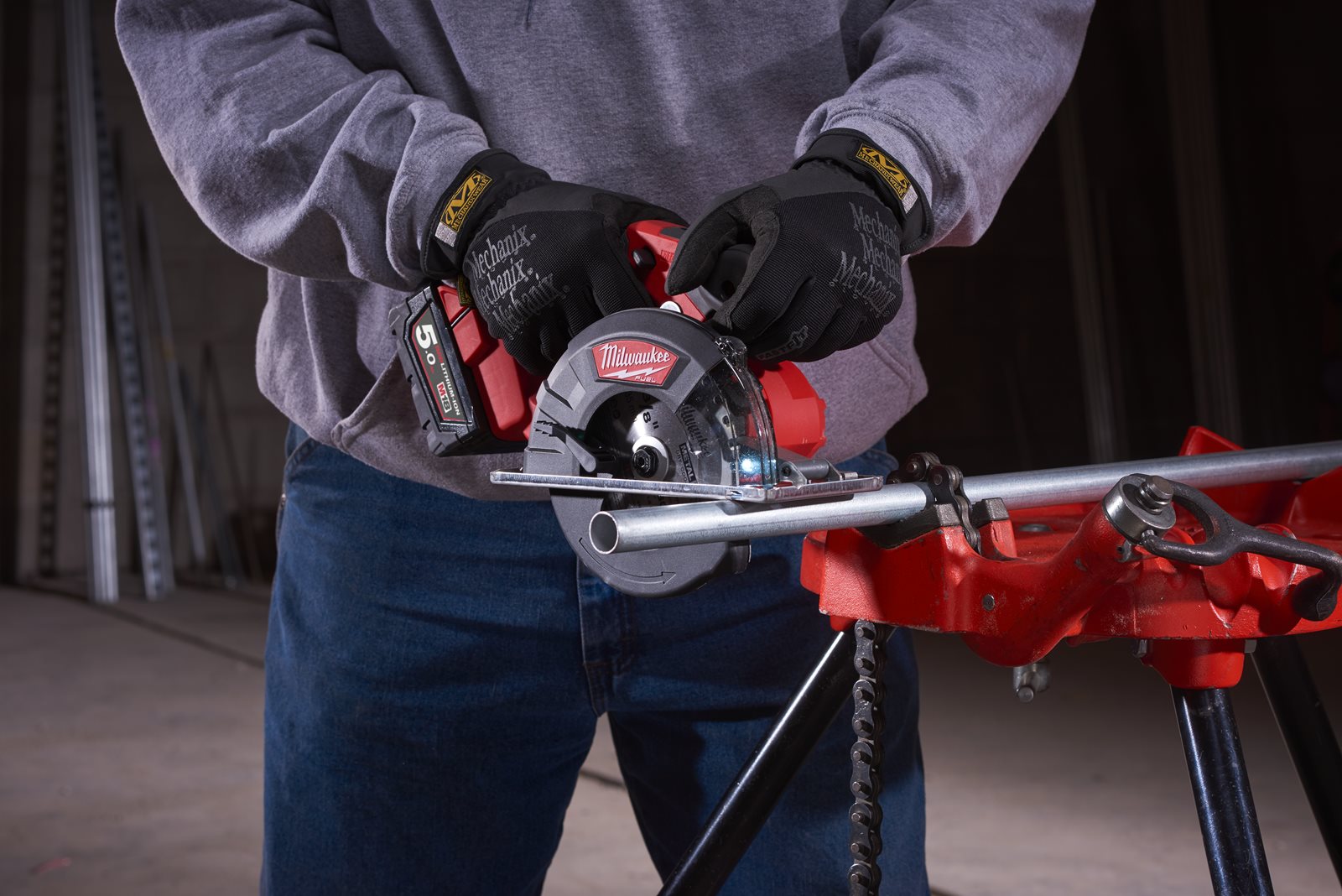 Fierăstrău pentru debitat metal M18 FUEL 57 mm Milwaukee M18 FMCS-0 - in utilizare 2