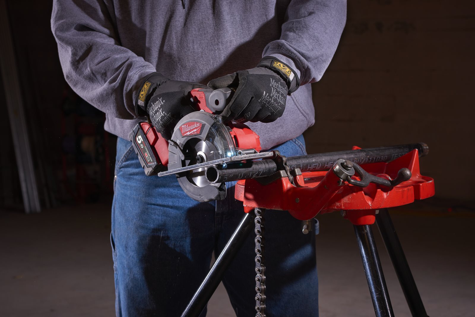 Fierăstrău pentru debitat metal M18 FUEL 57 mm Milwaukee M18 FMCS-0 - in utilizare 3