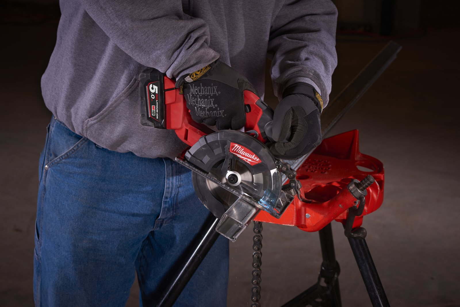 Fierăstrău pentru debitat metal M18 FUEL 57 mm Milwaukee M18 FMCS-0 - in utilizare 4