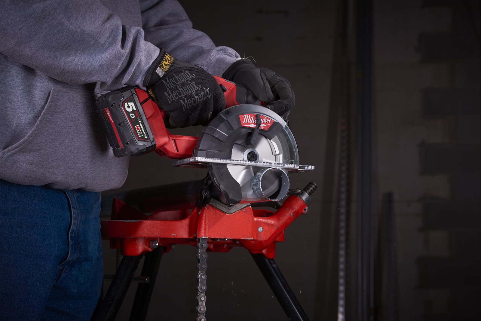 Fierăstrău pentru debitat metal M18 FUEL 57 mm Milwaukee M18 FMCS-0 - in utilizare 5